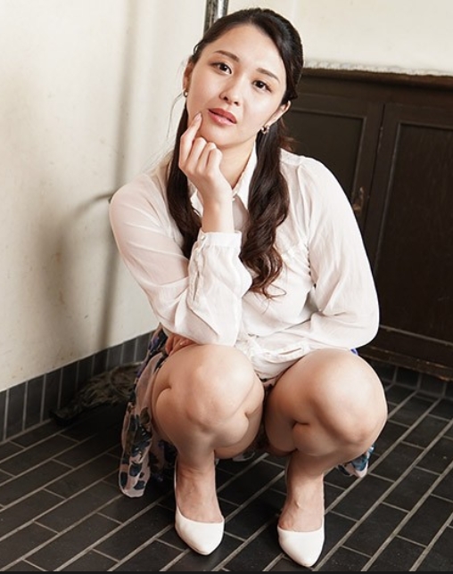 パコパコママ 042525_100 ノーパンノーブラで見せつけ誘惑する隣の美人妻 星野さやか 042525-100-PACOPA